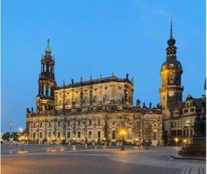 Foto der beeindruckenden Kreuzkirche in Dresden.