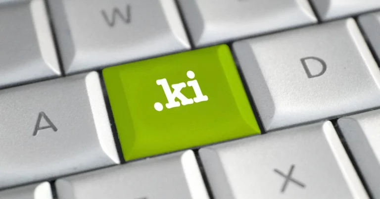 Grüne Computertaste mit der Aufschrift „.ki“ als Symbol für Künstliche Intelligenz im Dokumenten- und Vertragsmanagement.