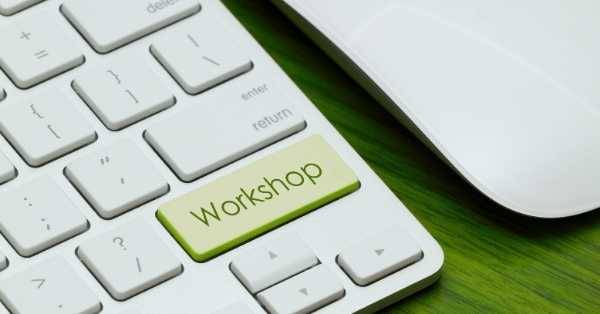 Nahaufnahme einer weißen Computertastatur, auf der die "Enter"-Taste in einem auffälligen hellgrünen Farbton gehalten ist und das Wort "Workshop" darauf steht. Daneben ist der Rand einer weißen Computermaus zu sehen. Der Hintergrund ist leicht strukturiert und grün.