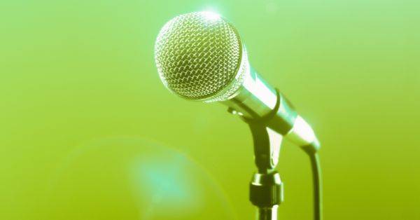 Mikrofon auf Stativ als Symbol für klare Kommunikation und souveräne Workshop Moderation in Präsentationen und Gruppenformaten