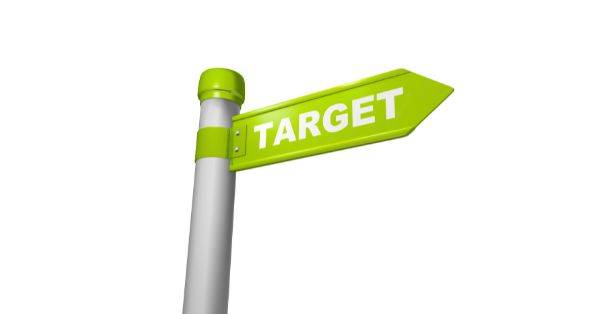 Symbolbild zum Target Operating Model: Ein grüner Wegweiser mit der Aufschrift „Target“ steht vor weißem Hintergrund und visualisiert Zielbild, strategische Ausrichtung und Transformation im Unternehmen.
