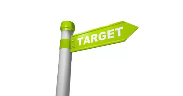 Symbolbild zum Target Operating Model: Ein grüner Wegweiser mit der Aufschrift „Target“ steht vor weißem Hintergrund und visualisiert Zielbild, strategische Ausrichtung und Transformation im Unternehmen.