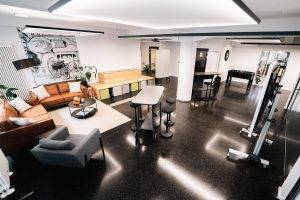 oderner, flexibel eingerichteter Seminar- und Workshopraum mit Sitzlandschaft, Stehtischen, Präsentationstechnik und Freizeitbereich.