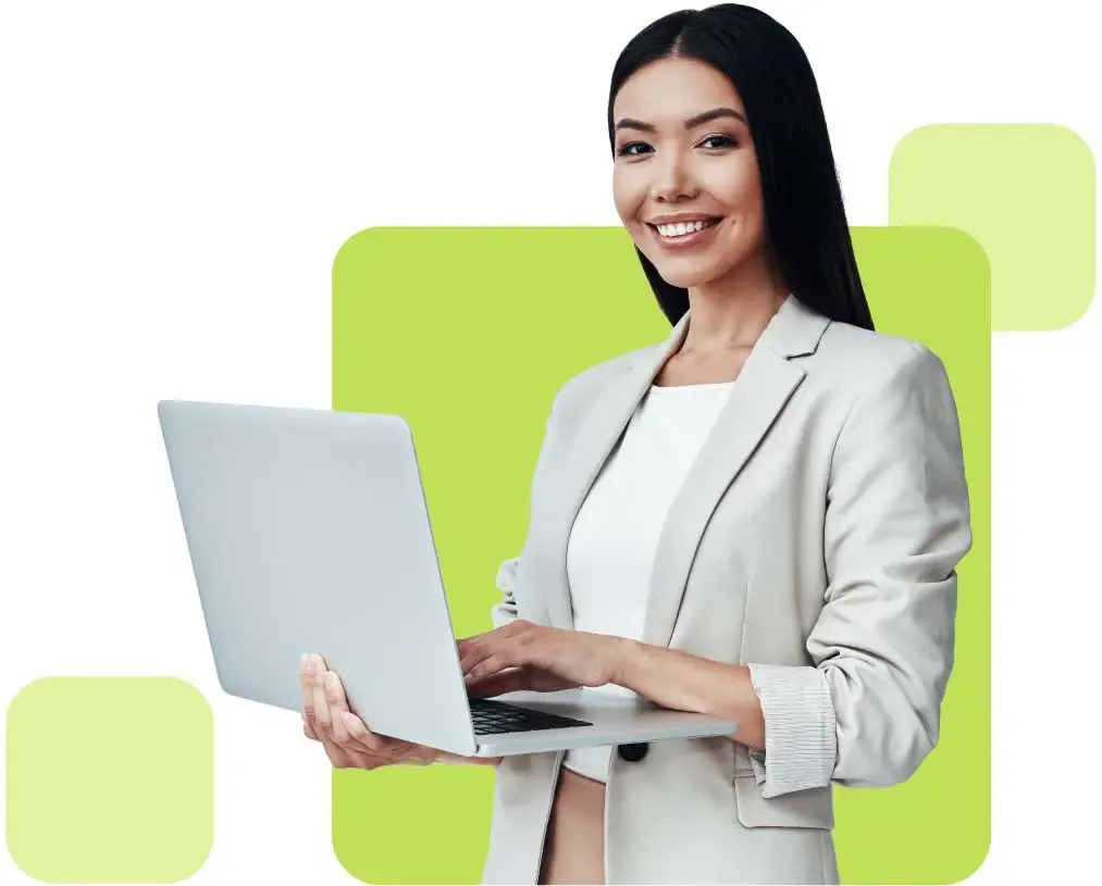 Eine engagierte junge Mitarbeiterin arbeitet mobil mit ihrem Laptop, so kann sie sich von überall aus weiterbilden.