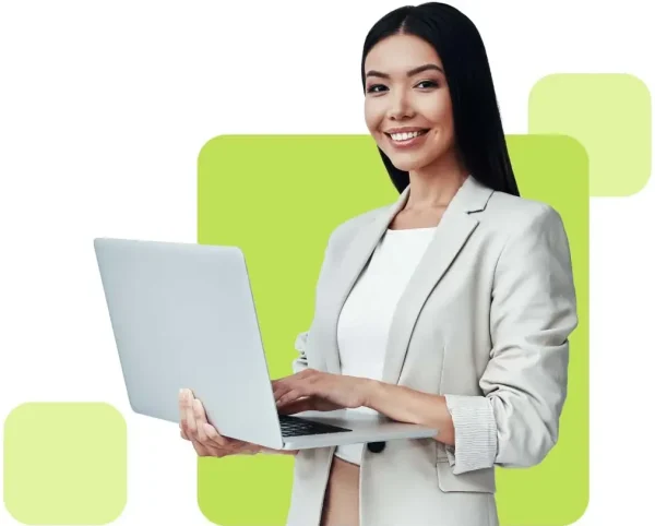 Eine engagierte junge Mitarbeiterin arbeitet mobil mit ihrem Laptop, so kann sie sich von überall aus weiterbilden.